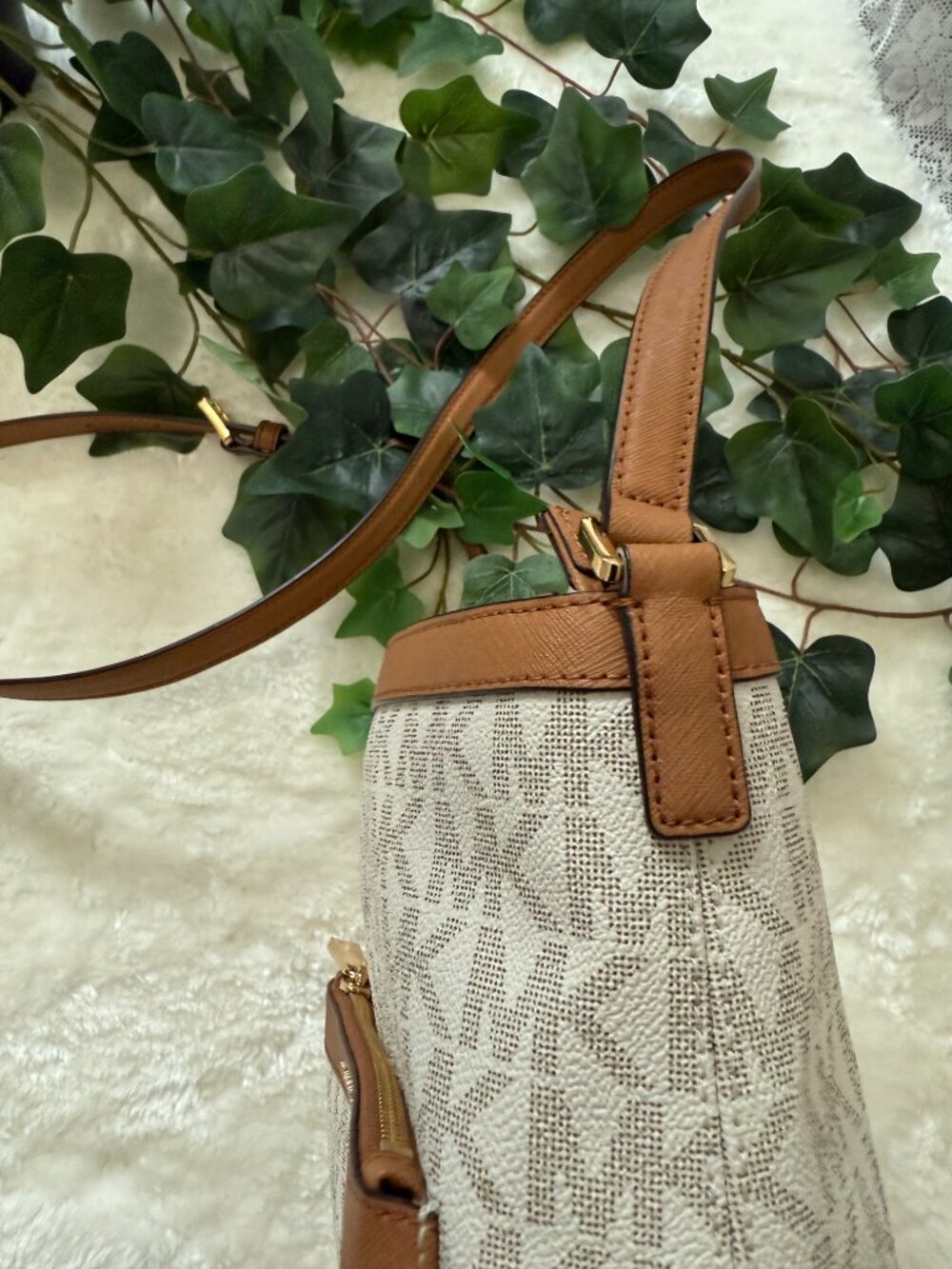 Michael Kors Vanilla MK Signature Crossbody Purse Bag - Picture 5 of 13